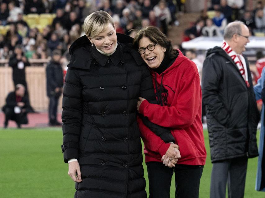 Charlène y Estefanía, de la mano y riendo.