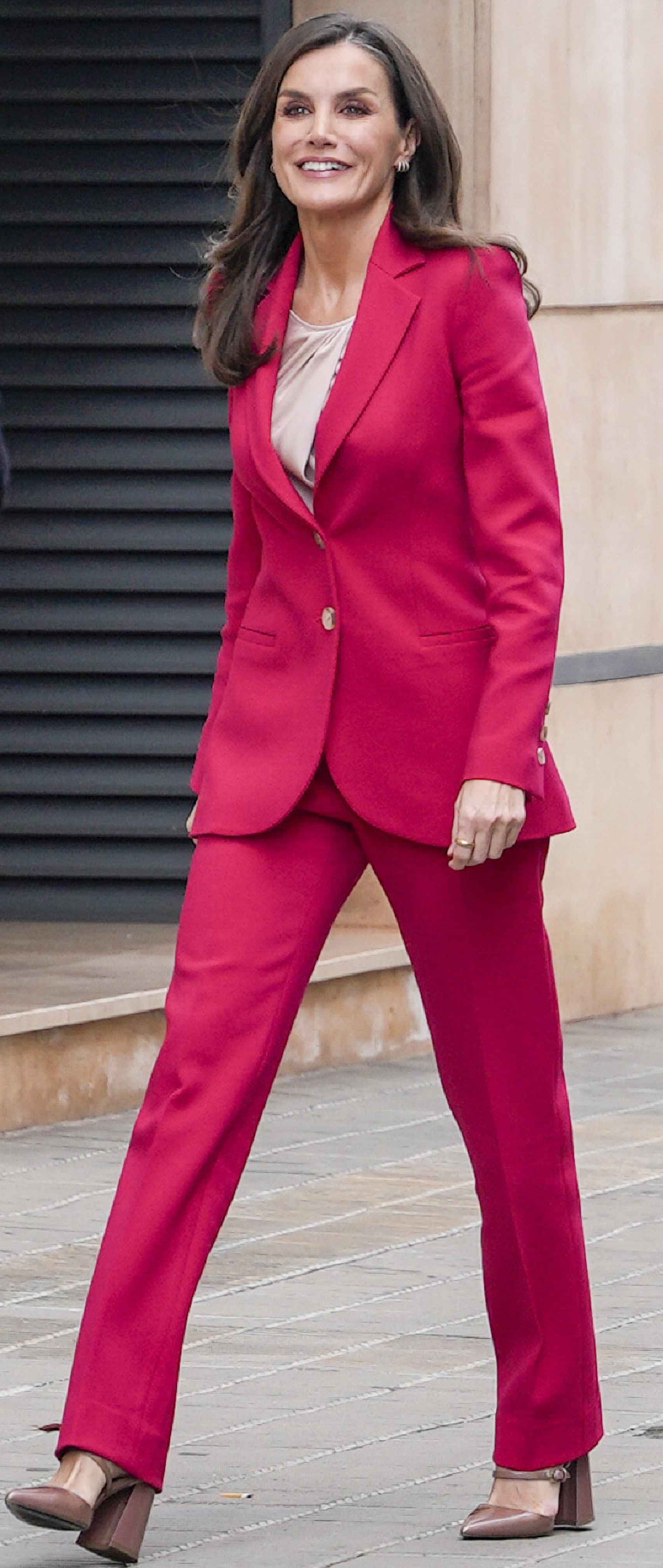 La Reina ha recuperado su traje rojo de Carolina Herrera.