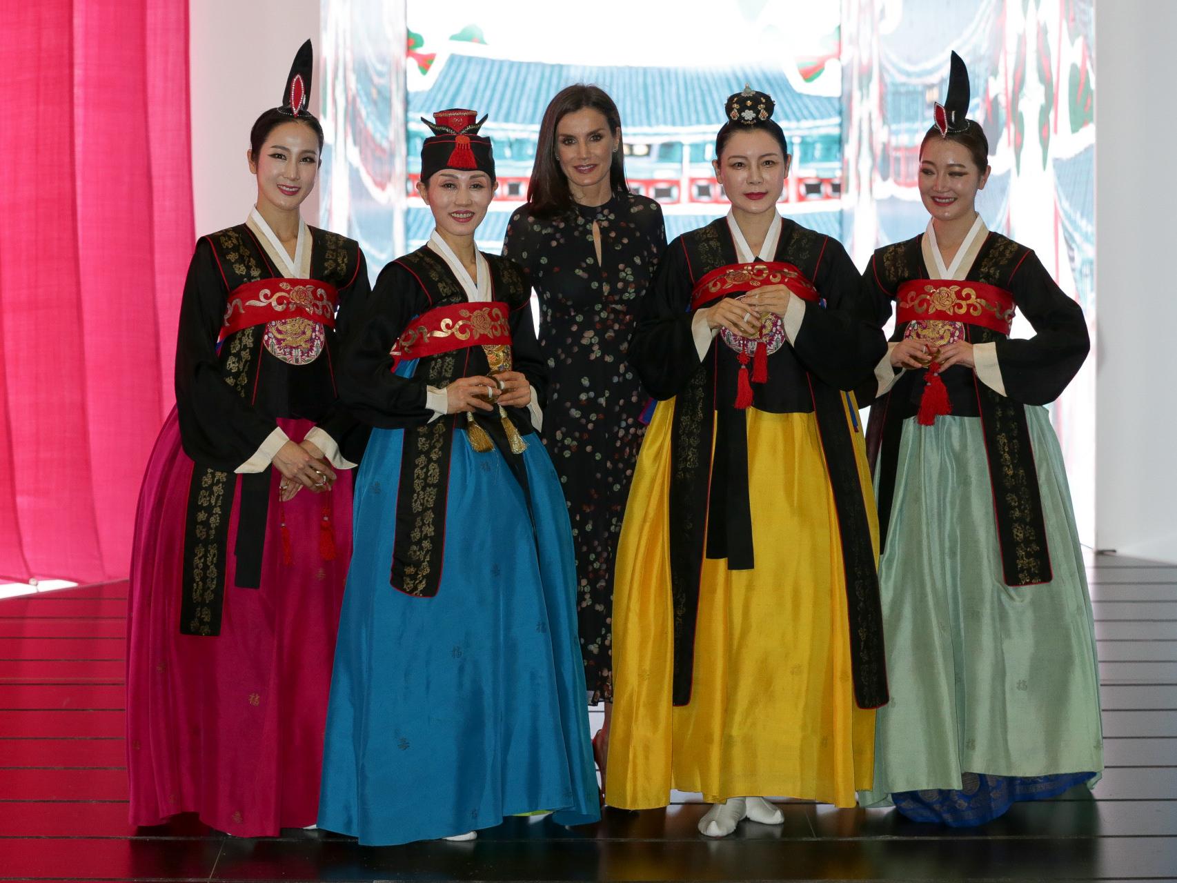 Letizia, con bailarinas tradicionales coreanas en Fitur 2020.