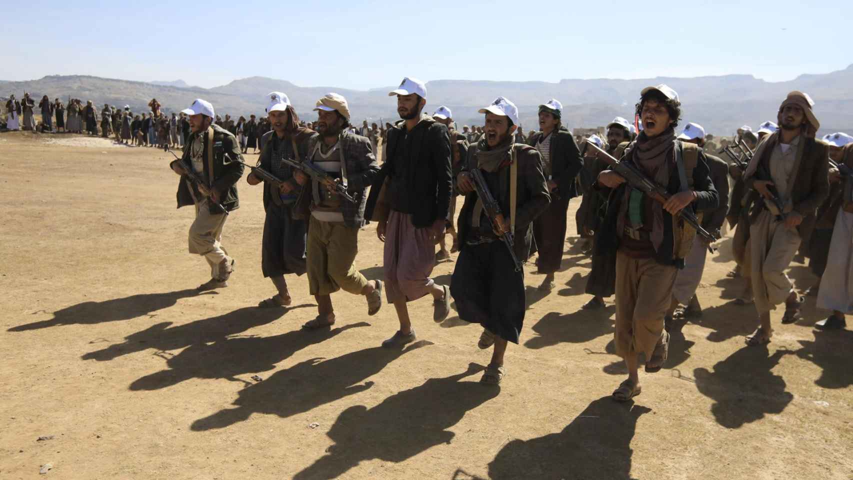 Miembros recién reclutados de los hutíes, en un entrenamiento militar en Saná (Yemen).