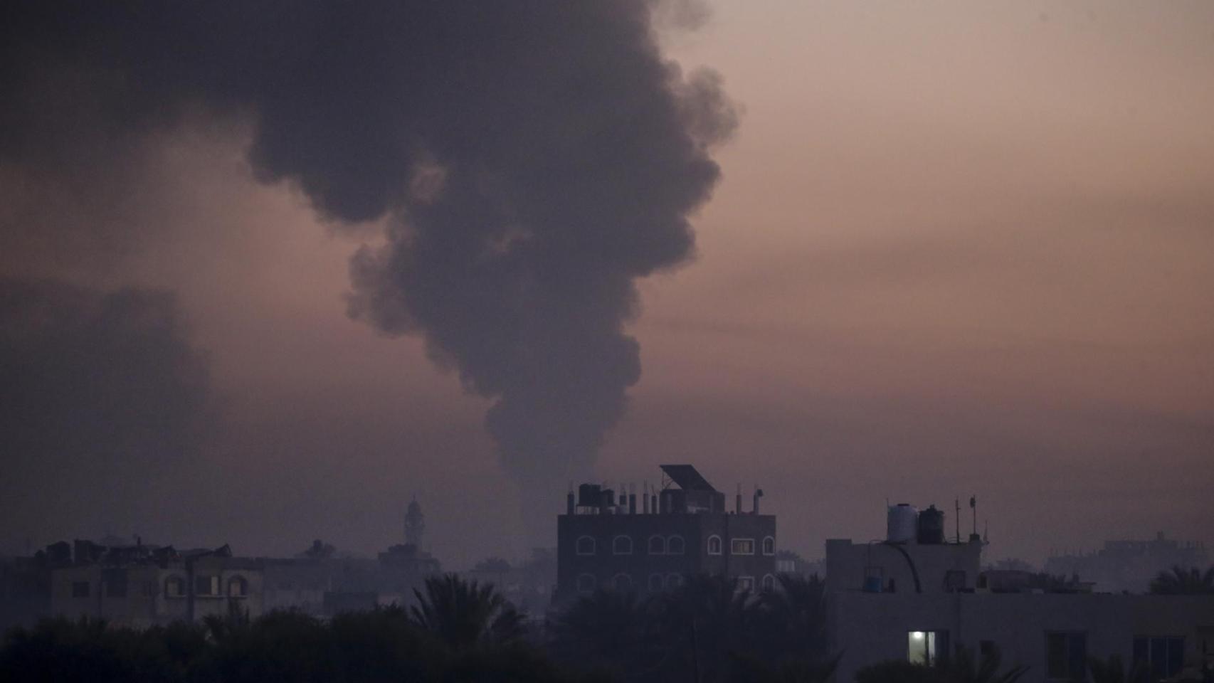 Se levanta humo tras un ataque aéreo israelí en Khan Yunis el pasado domingo 21 de enero.