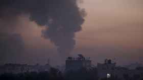 Se levanta humo tras un ataque aéreo israelí en Khan Yunis el pasado domingo 21 de enero.