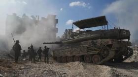 Un carro de combate y militares israelíes en la Franja de Gaza, este lunes.