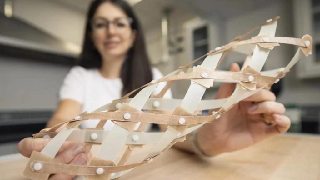 La ingeniera Maria Sakovsky sujeta la antena portátil