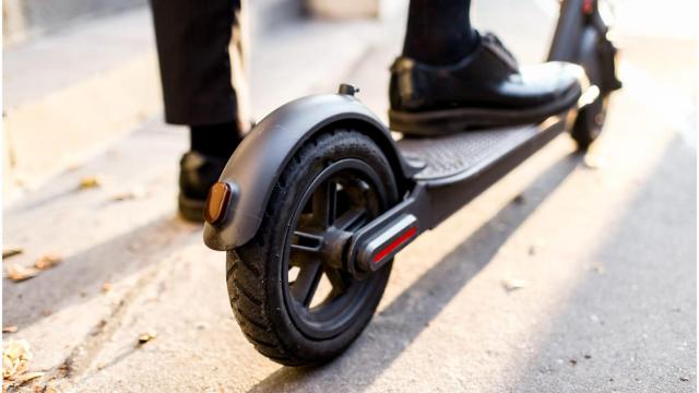 Herido el conductor de un patinete eléctrico en A Coruña tras colisionar con un coche