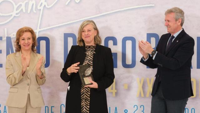 La periodista Aida Pena recibe el premio Diego Bernal.