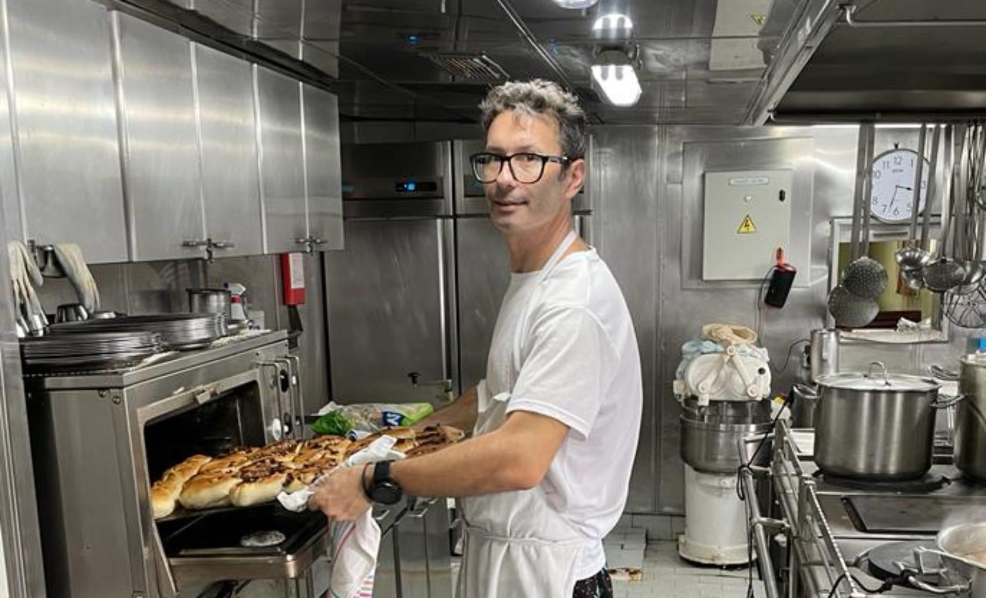 Daniel Ferreiro en la cocina del barco (Foto: Cedida)