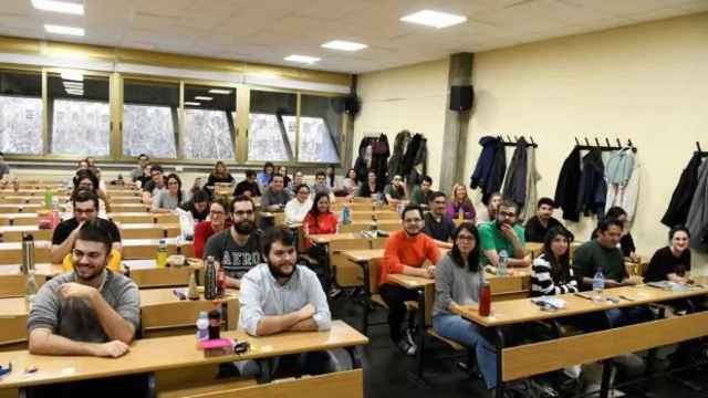 Estudiantes momentos antes de realizar la prueba MIR en un aula de la UCM, Madrid.