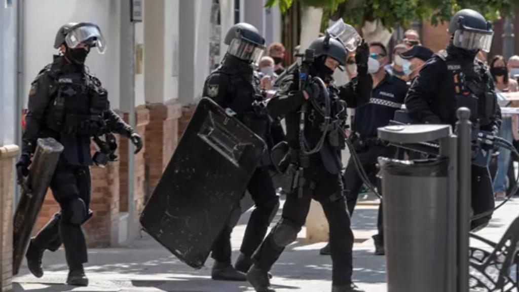 La Policía, durante el operativo por el que fue detenido el menor.