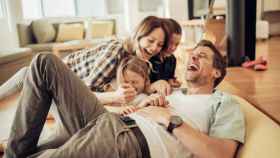 Imagen de archivo de una familia riéndose.