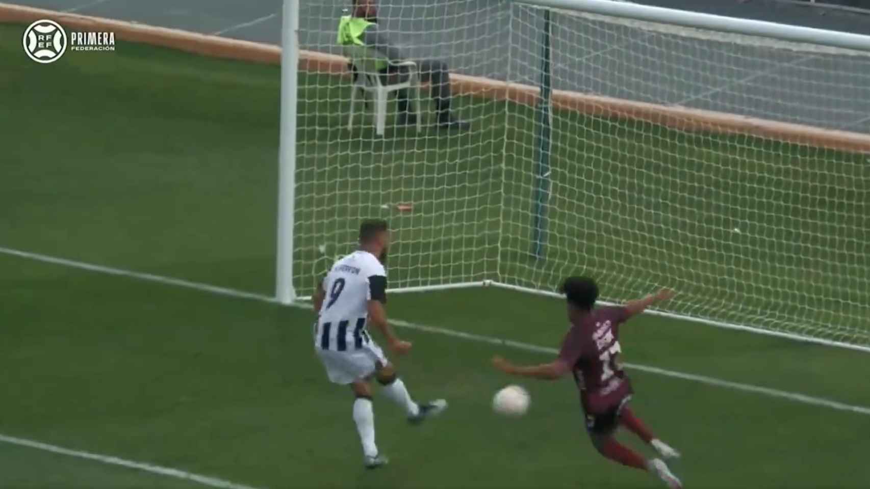 Momento en el que el delantero del Badajoz Ferrón anota el gol de la victoria el pasado 20 de mayo contra el Pontevedra.
