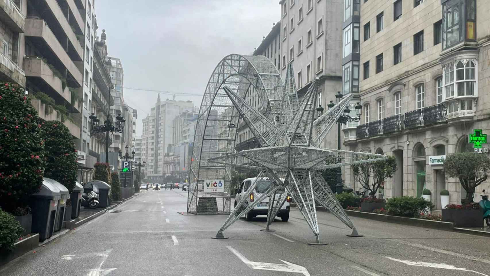 El adorno de la Estrella de Navidad en la calle García Barbón.