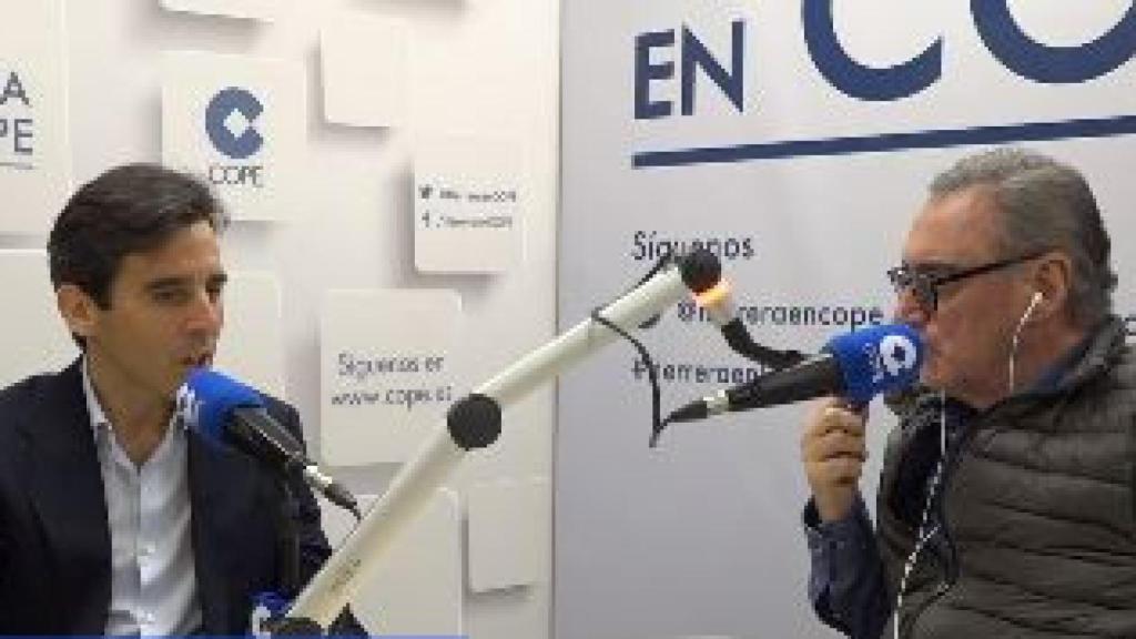 Juan Ortega charlando con Carlos Herrera, este miércoles 24.