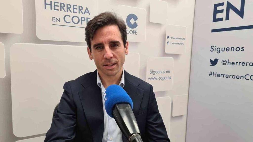 Juan Ortega, posando ante la cámara en el estudio de radio donde se graba 'Herrera en COPE'.
