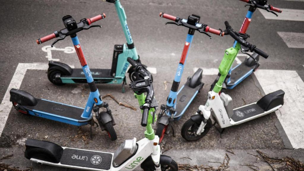 Imagen de archivo de varios patinetes eléctricos.