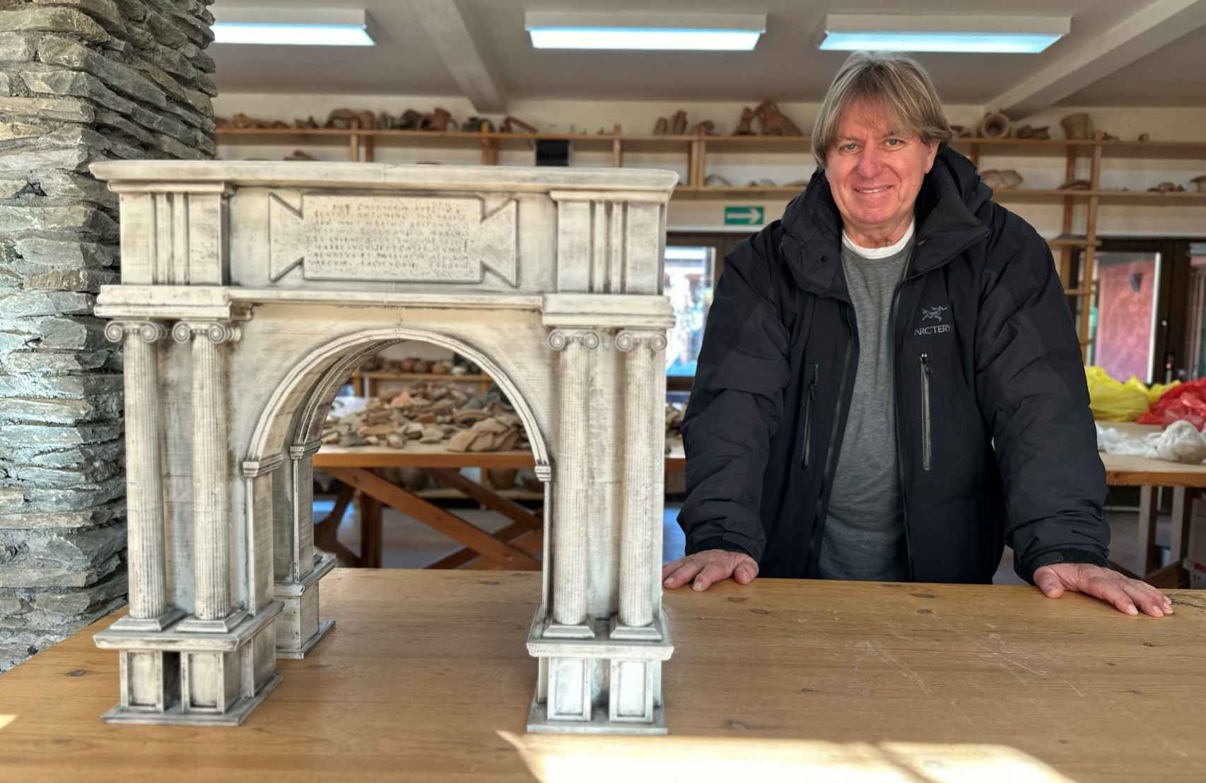El arqueólogo Momir Korac con una reconstrucción del arco.