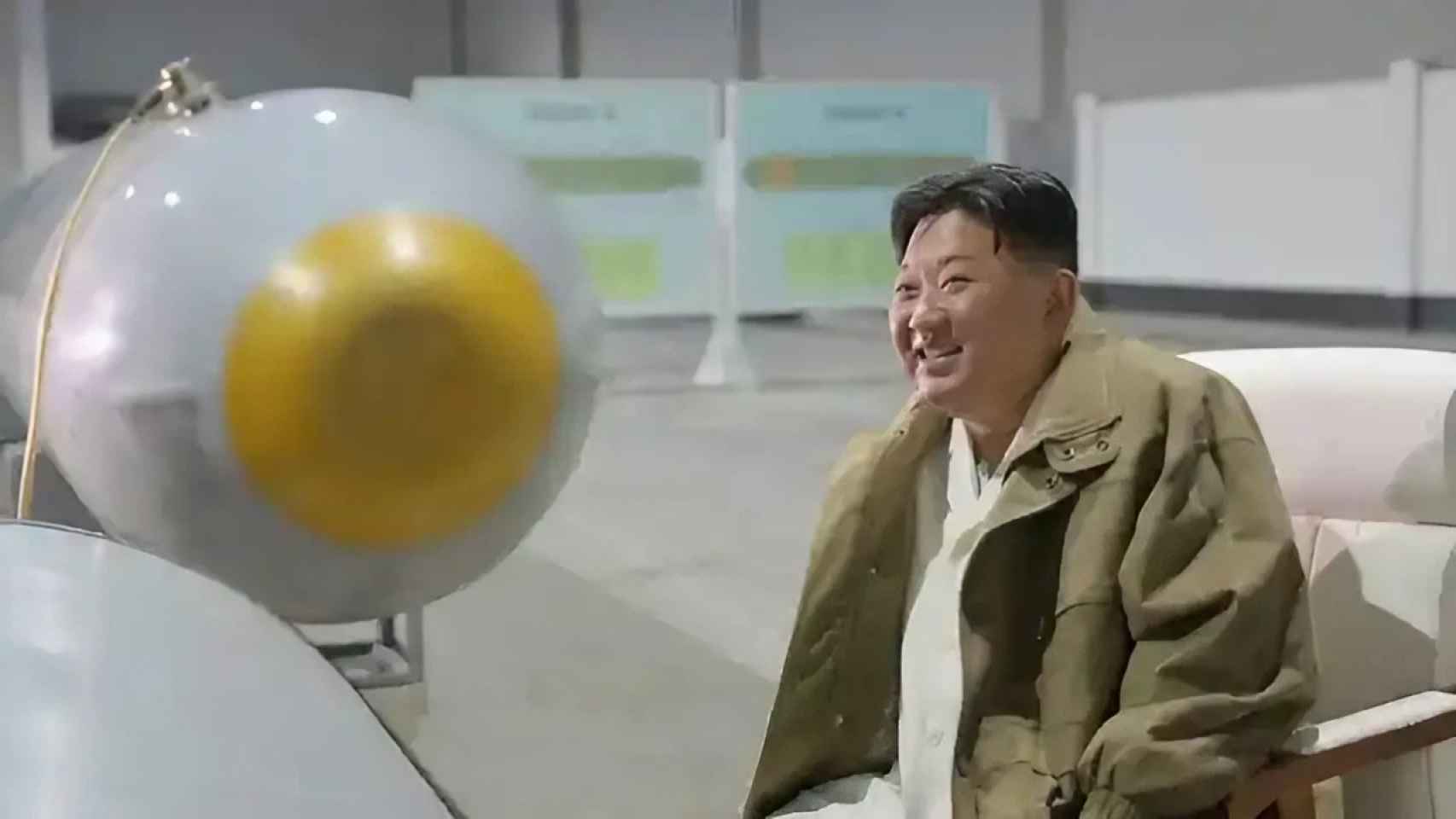 Kim Jong-un junto al dron submarino