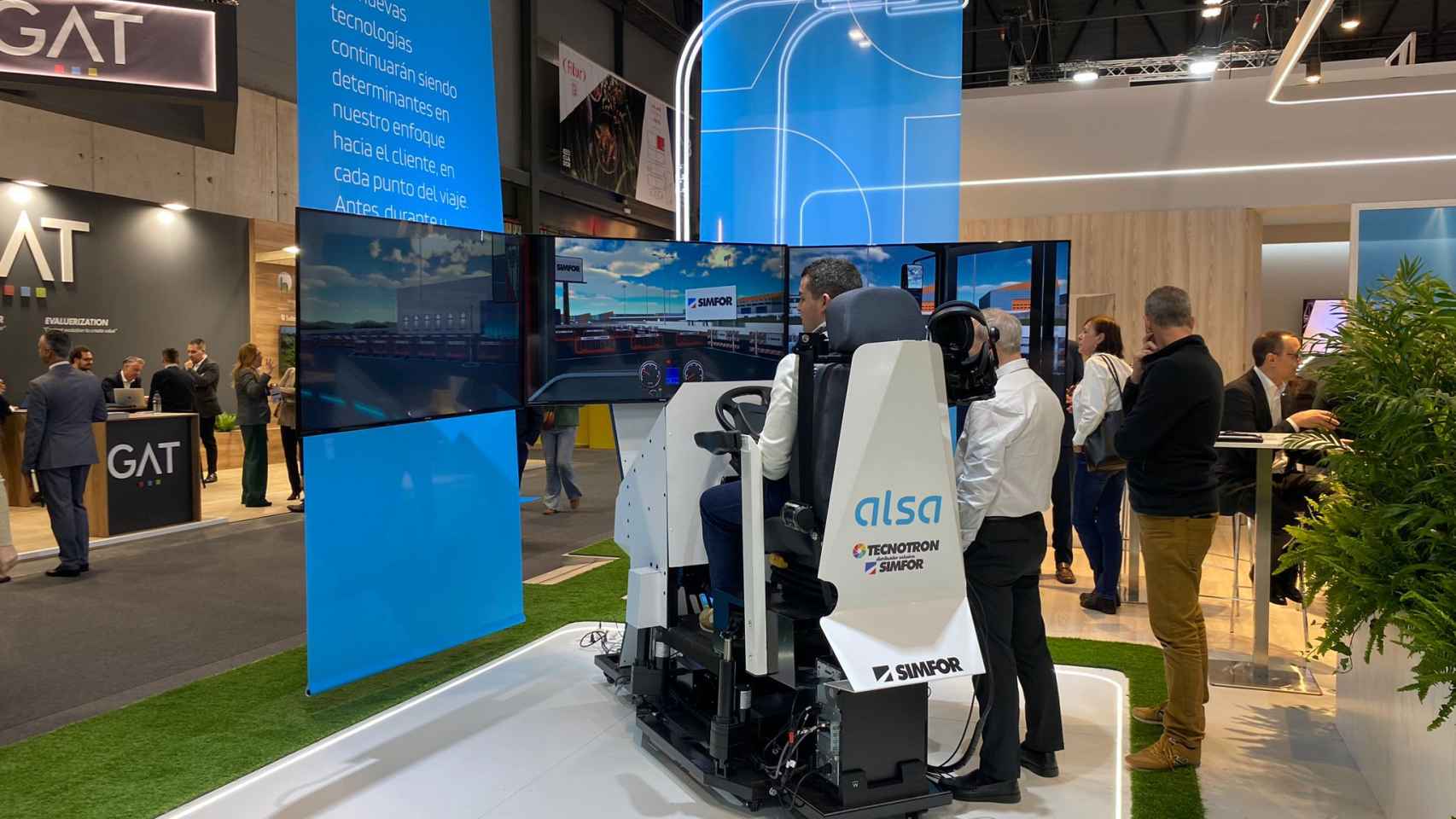 El stand de Alsa con un simulador durante la celebración de FITUR 2024.