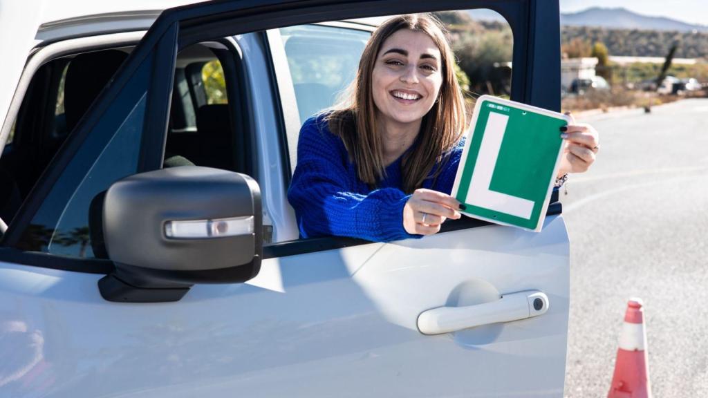 Un joven en una clase de conducir.
