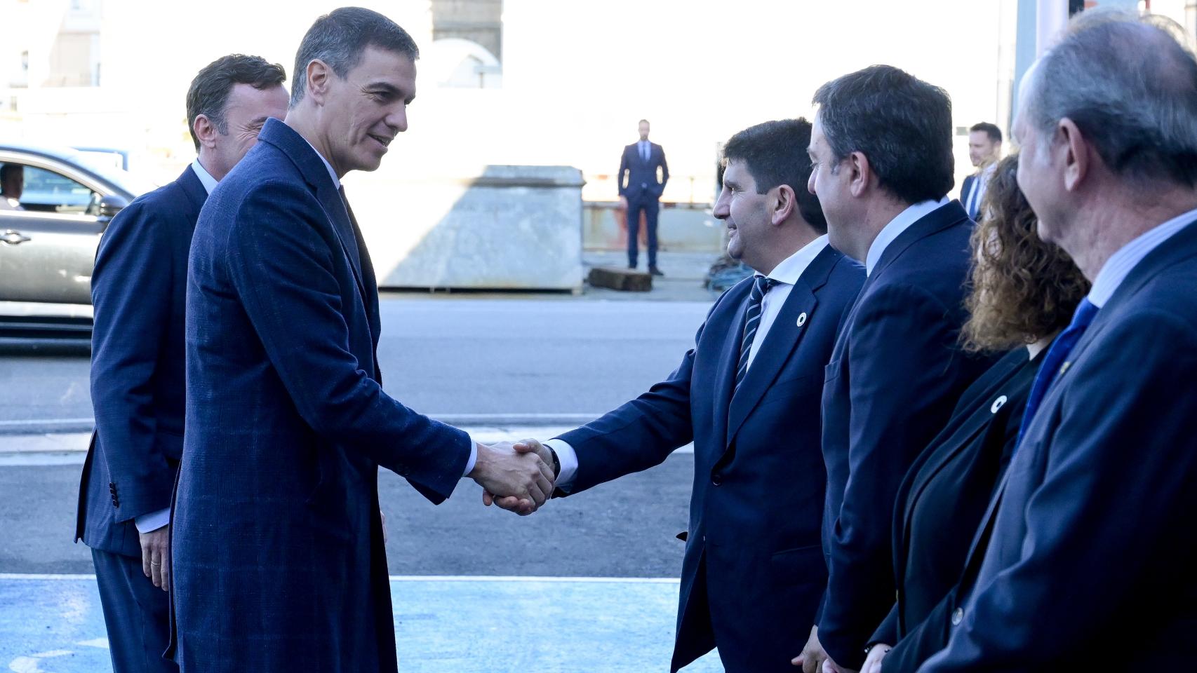 El presidente del Gobierno, Pedro Sánchez, saluda al delegado del Gobierno en Galicia, Pedro Blanco, a su llegada a las instalaciones del astillero de Navantia en Ferrol.