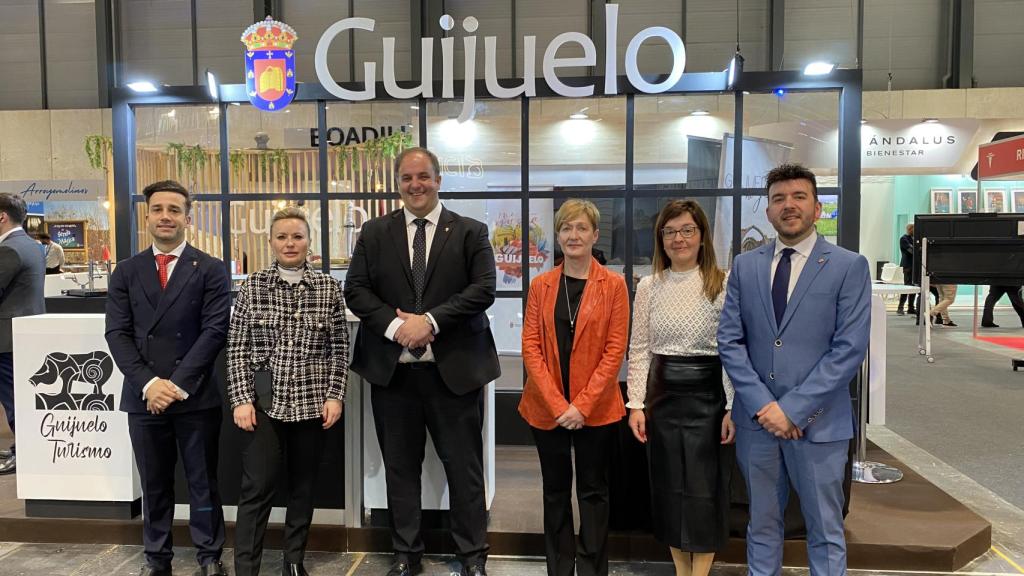 Representación de la corporación municipal en el stand de Guijuelo en Fitur 2024.
