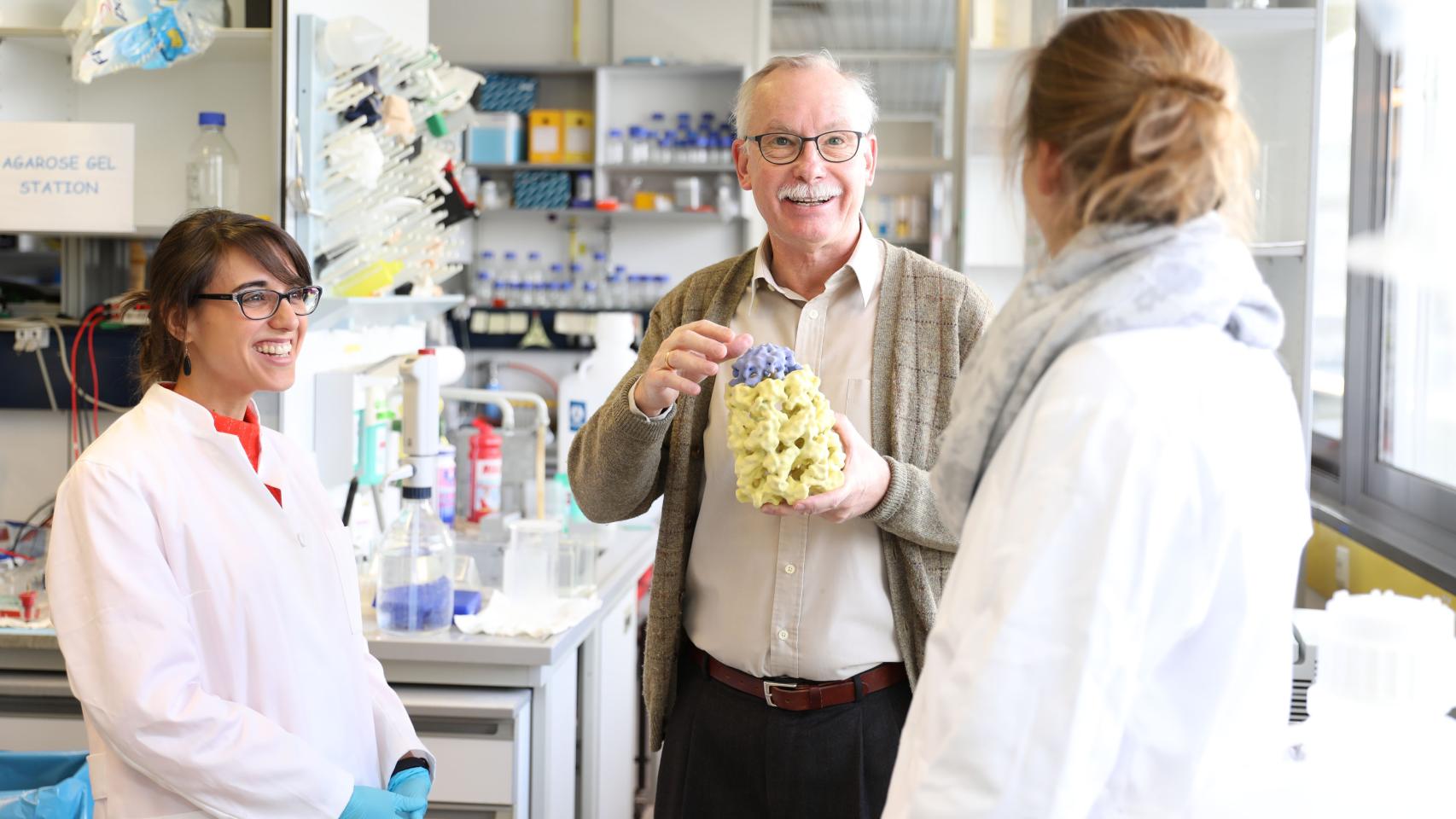 El científico Ulrich Hartl, uno de los premiados, en su laboratorio.