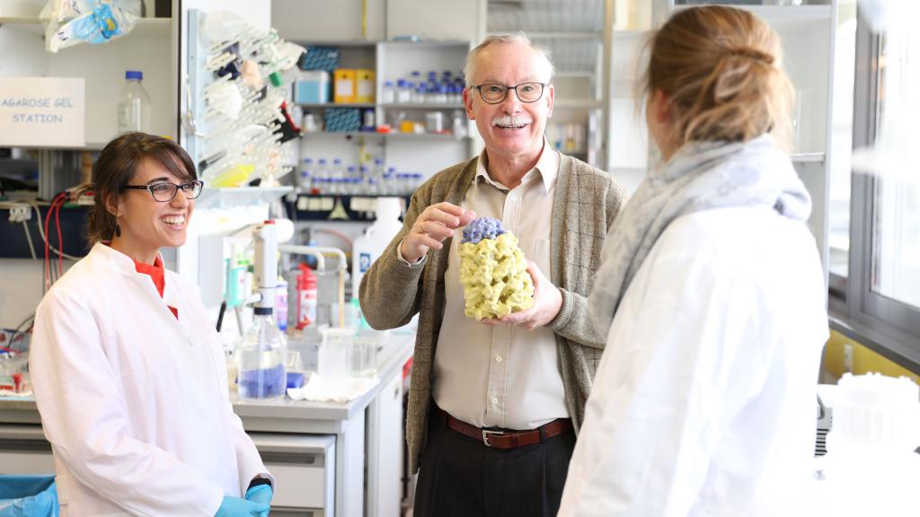 El científico Ulrich Hartl, uno de los premiados, en su laboratorio.