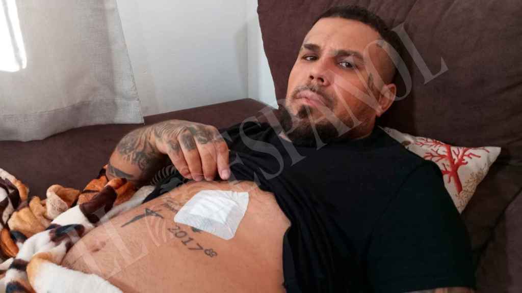 DaniMflow, este miércoles, recuperándose de sus heridas en su piso del Barrio de los Rosales en El Palmar (Murcia).