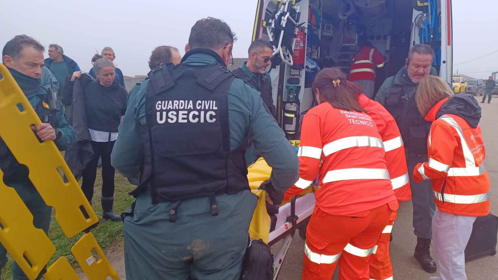 Emergencias del Sacyl trasladan  en ambulancia al hombre desaparecido en Villalcampo