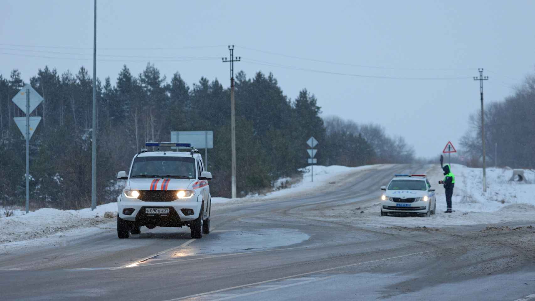 Un vehículo del Ministerio de Emergencias ruso circula por una carretera cerca del lugar donde se estrelló el avión de transporte militar ruso Ilyushin Il-76, a las afueras de la localidad de Yablonovo, en la región de Belgorod, Rusia 24 de enero de 2024.