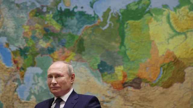El presidente Vladímir Putin, delante de un mapa de la Federación Rusa.