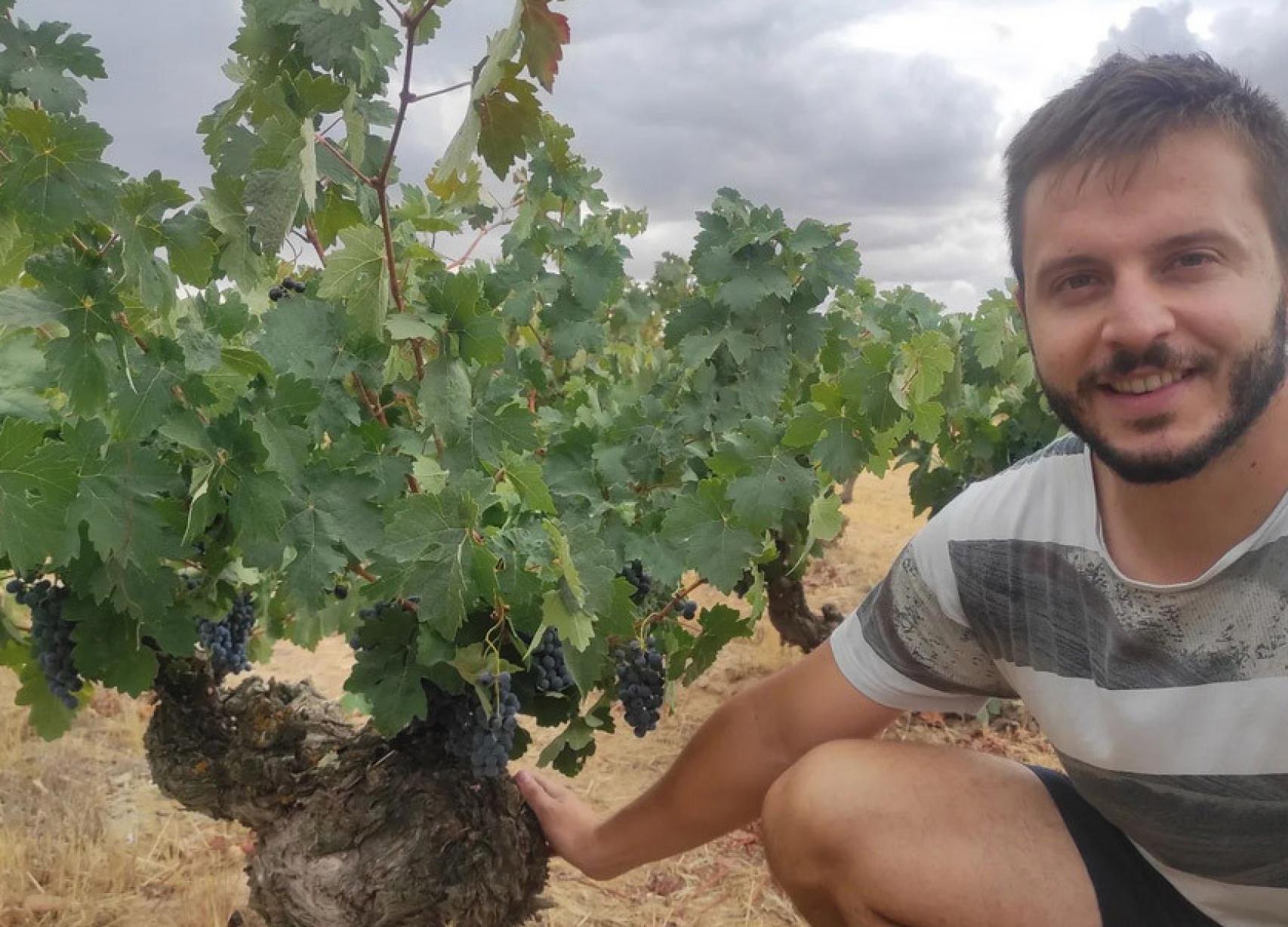 Alejandro entre viñedos en Valbuena de Duero