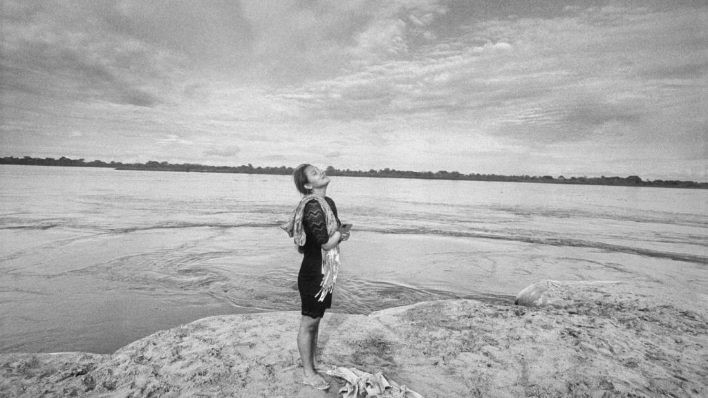 Mónica Paola Ardilla  junto al río Magdalena en San Pablo / Foto: Gervasio Sánchez.