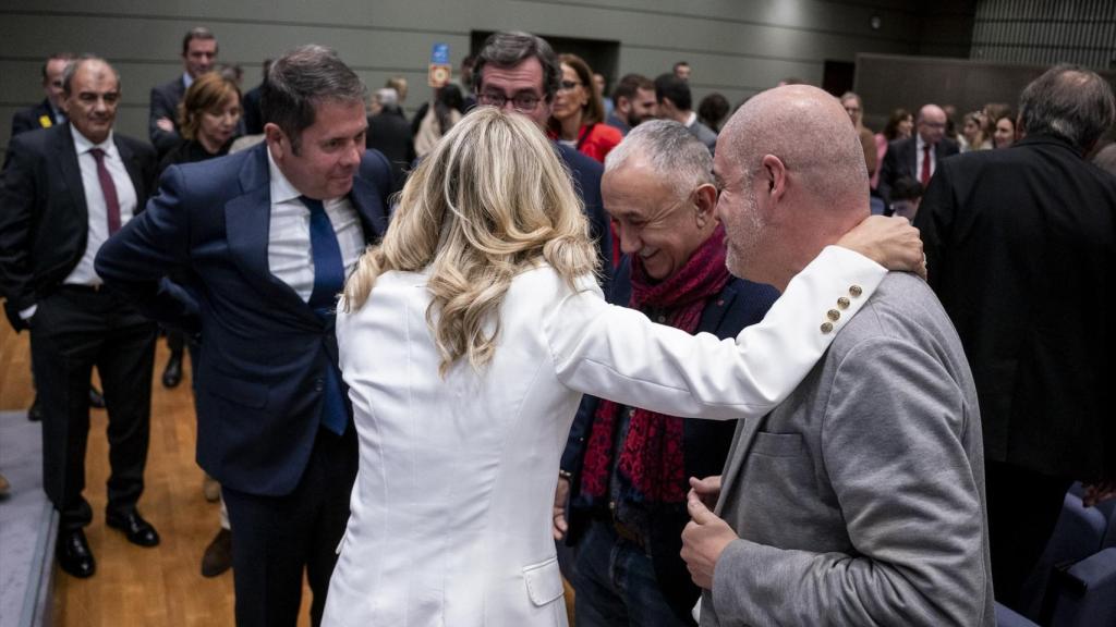 La vicepresidenta segunda y ministra de Trabajo, Yolanda Díaz, con los agentes sociales, en una imagen de archivo.