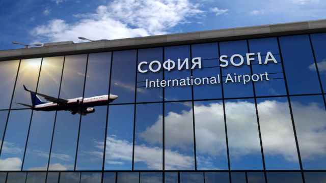 Aterrizaje de avión en Sofía reflejado en la terminal