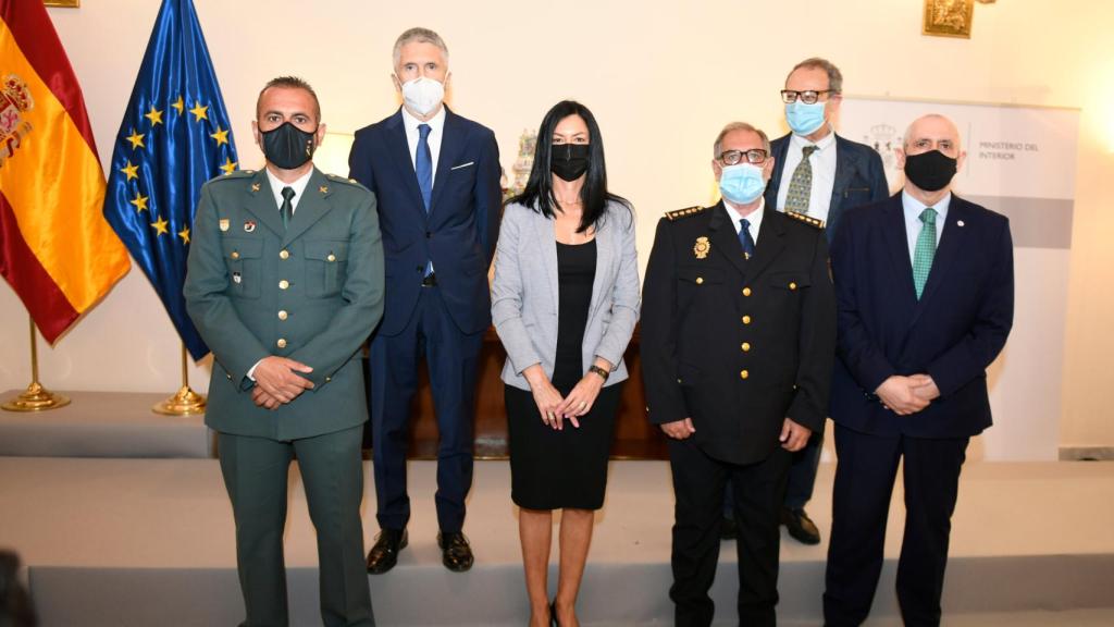 Oliva, de uniforme, junto a Fernando Grande-Marlaska, tras ser condecorado en 2021.