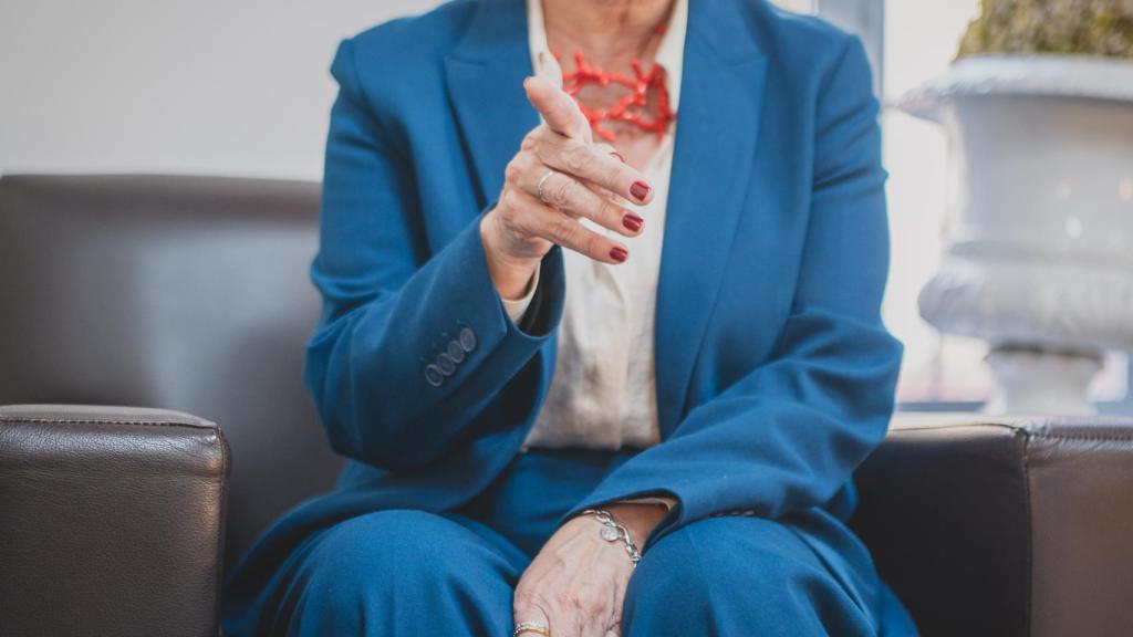 Detalle de las manos de García-Pelayo durante la entrevista.