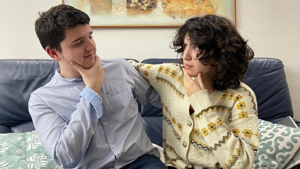 Hugo y Marina tienen dominio tocando el arpa.