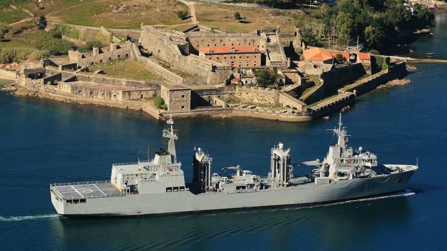 El 'Cantabria' en la ría de Ferrol