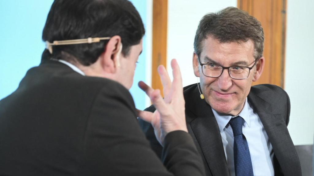 Núñez Feijóo  y Alfonso Fernández Mañueco, este miércoles en León, en un coloquio sobre Educación.