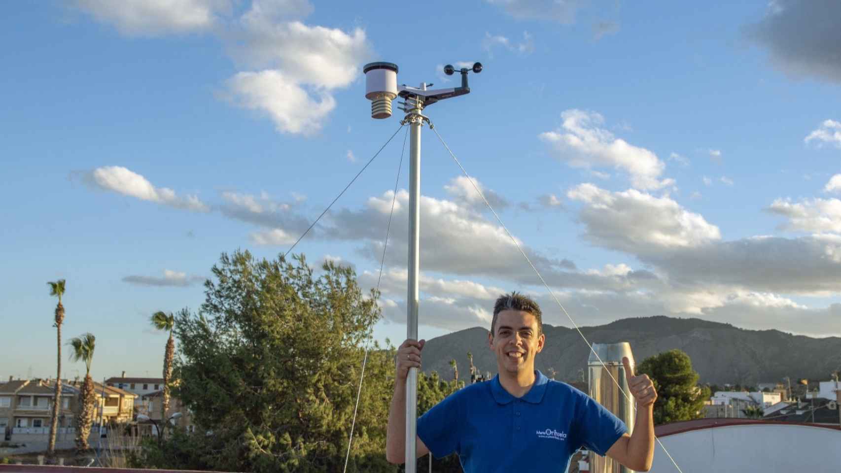 La instalación de una estación meteorológica en el colegio Argentina de la localidad de Benferri.