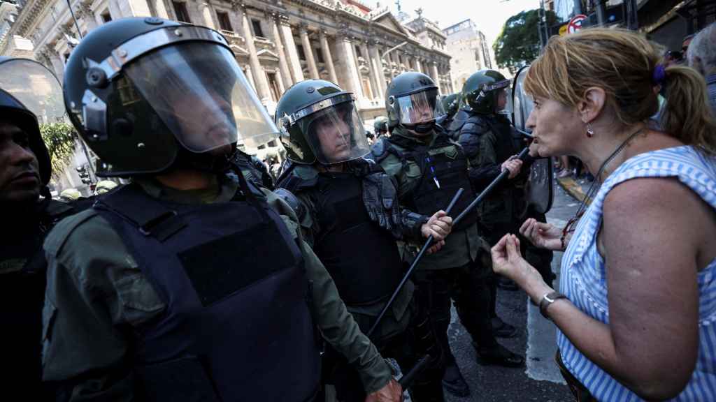 Una manifestante se enfrenta a las autoridades, este miércoles en Buenos Aires.