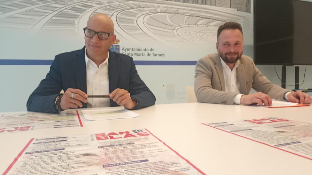 El concejal de Fiestas, Juan Carlos Bueno, y el concejal de Juventud, Norberto Flores, presentan las fiestas de San Blas en Santa Marta