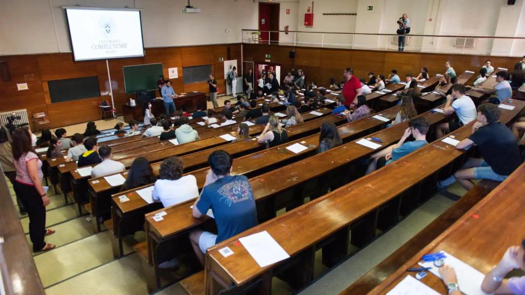 Varios alumnos se examinan de la EVAU en la Facultad de Derecho de la Universidad Complutense de Madrid, en junio de 2022.