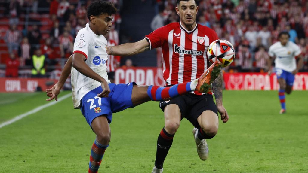 Lamine Yamal trata de llevarse el esférico.