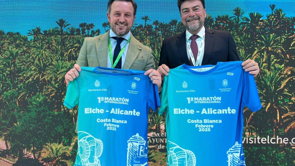 pablo Ruz y Luis Barcala sosteniendo la camiseta de la primera maratón que se realizará en la provincia.