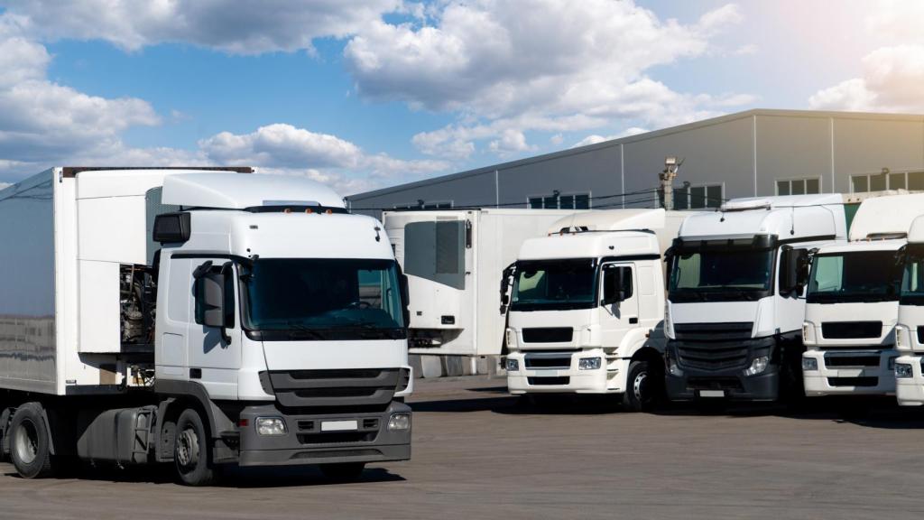 Camiones semi estacionados en una vía, imagen de Shutterstock.