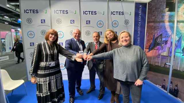 La firma del nuevo convenio entre ICTE y Cámara Alicante este miércoles en Fitur.