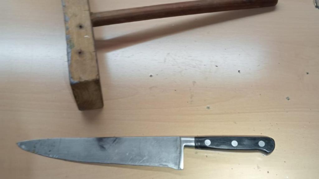 Las armas con las cuales el hombre amenazaba con autolesionarse.