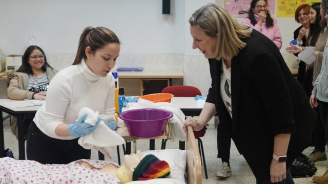 La consejera de Familia e Igualdad de Oportunidades, Isabel Blanco, visita a los participantes de los itinerarios de inserción sociolaboral para personas en riesgo o exclusión social, este miércoles.